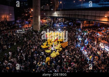 Bangkok, Thaïlande. 27 novembre 2020. Des manifestants tiennent des canards gonflables en caoutchouc pendant la manifestation.des milliers de manifestants pro-démocratie se sont rassemblés à Ladprao intersection pour réclamer la démission du Premier ministre thaïlandais et la réforme de la monarchie. Crédit : SOPA Images Limited/Alamy Live News Banque D'Images