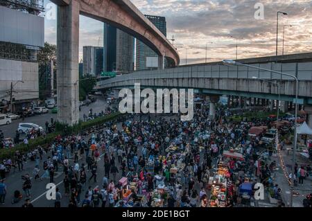 Bangkok, Thaïlande. 27 novembre 2020. Des foules de manifestants se rassemblent à l'intersection de Ladprao pendant la manifestation.des milliers de manifestants pro-démocratie se sont rassemblés à l'intersection de Ladprao demandant la démission du Premier ministre thaïlandais et la réforme de la monarchie. Crédit : SOPA Images Limited/Alamy Live News Banque D'Images