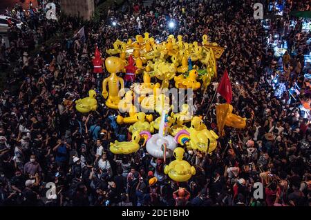 Bangkok, Thaïlande. 27 novembre 2020. Des manifestants tiennent des canards gonflables en caoutchouc pendant la manifestation.des milliers de manifestants pro-démocratie se sont rassemblés à Ladprao intersection pour réclamer la démission du Premier ministre thaïlandais et la réforme de la monarchie. Crédit : SOPA Images Limited/Alamy Live News Banque D'Images