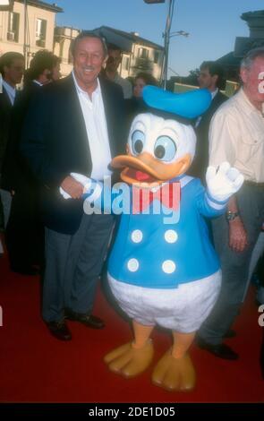 Westwood, Californie, États-Unis 18 avril 1996 Roy Disney et Donald Duck assistent à la vidéo « The Ariscats » de Disney et à la projection spéciale le 18 avril 1996 au Mann Village Theatre de Westwood, Californie, États-Unis. Photo par Barry King/Alay stock photo Banque D'Images