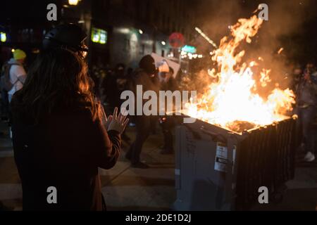 Seattle, États-Unis. 7 novembre 2020. Les gens qui célèbrent le Biden gagnent avec une benne à ordures brûlante dans la rue sur Capitol Hill tard dans la nuit. Banque D'Images