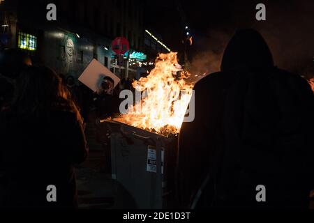 Seattle, États-Unis. 7 novembre 2020. Les gens qui célèbrent le Biden gagnent avec une benne à ordures brûlante dans la rue sur Capitol Hill tard dans la nuit. Banque D'Images
