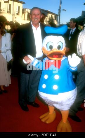 Westwood, Californie, États-Unis 18 avril 1996 Roy Disney et Donald Duck assistent à la vidéo « The Ariscats » de Disney et à la projection spéciale le 18 avril 1996 au Mann Village Theatre de Westwood, Californie, États-Unis. Photo par Barry King/Alay stock photo Banque D'Images