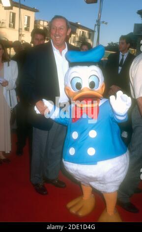 Westwood, Californie, États-Unis 18 avril 1996 Roy Disney et Donald Duck assistent à la vidéo « The Ariscats » de Disney et à la projection spéciale le 18 avril 1996 au Mann Village Theatre de Westwood, Californie, États-Unis. Photo par Barry King/Alay stock photo Banque D'Images