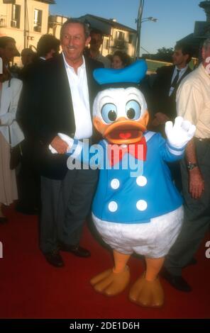 Westwood, Californie, États-Unis 18 avril 1996 Roy Disney et Donald Duck assistent à la vidéo « The Ariscats » de Disney et à la projection spéciale le 18 avril 1996 au Mann Village Theatre de Westwood, Californie, États-Unis. Photo par Barry King/Alay stock photo Banque D'Images