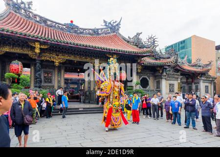 Défilé religieux au cours du festival culturel Bao Sheng qui célèbre la naissance de Bao Sheng au temple Bao'an à Taipei, Taïwan Banque D'Images