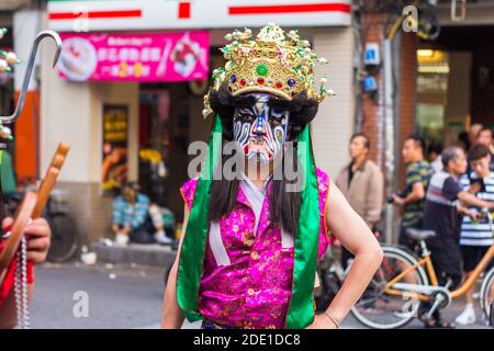 Défilé religieux au cours du festival culturel Bao Sheng qui célèbre la naissance de Bao Sheng au temple Bao'an à Taipei, Taïwan Banque D'Images