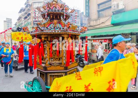 Défilé religieux au cours du festival culturel Bao Sheng qui célèbre la naissance de Bao Sheng au temple Bao'an à Taipei, Taïwan Banque D'Images