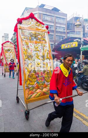 Défilé religieux au cours du festival culturel Bao Sheng qui célèbre la naissance de Bao Sheng au temple Bao'an à Taipei, Taïwan Banque D'Images