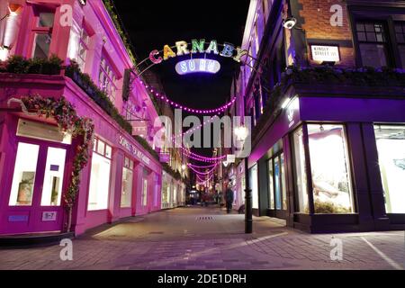 Londres, Royaume-Uni. 27 novembre 2020. Les lumières de Noël sont illuminées dans Carnaby Street.les Londoniens sont prêts à revenir au niveau 2 lorsqu'un confinement de quatre semaines en Angleterre se termine la semaine prochaine. Crédit : SOPA Images Limited/Alamy Live News Banque D'Images