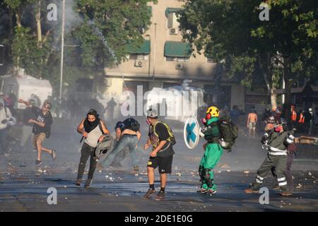 Santiago, Metropolitana, Chili. 27 novembre 2020. Les manifestants retournent des bombes lacrymogènes larguées par la police, dans un nouveau jour de protestations contre le gouvernement de Sebastian Piñera. Credit: Matias Basualdo/ZUMA Wire/Alamy Live News Banque D'Images