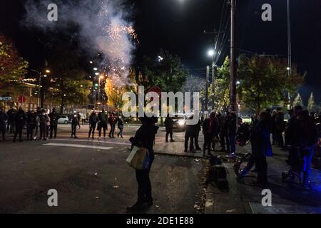 Seattle, États-Unis. 7 novembre 2020. Feux d'artifice lors de la fête de Biden sur Capitol Hill tard dans la nuit. Banque D'Images