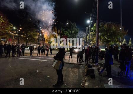 Seattle, États-Unis. 7 novembre 2020. Feux d'artifice lors de la fête de Biden sur Capitol Hill tard dans la nuit. Banque D'Images