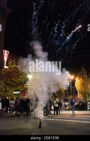 Seattle, États-Unis. 7 novembre 2020. Feux d'artifice lors de la fête de Biden sur Capitol Hill tard dans la nuit. Banque D'Images