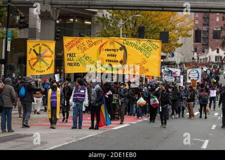 Seattle, États-Unis. 7 novembre 2020. Notre travail se poursuit : protéger chaque personne se déplaçant dans le centre-ville de midi. Banque D'Images