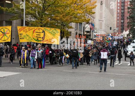 Seattle, États-Unis. 7 novembre 2020. Notre travail se poursuit : protéger chaque personne se déplaçant dans le centre-ville de midi. Banque D'Images