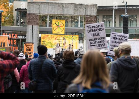 Seattle, États-Unis. 7 novembre 2020. Notre travail continue : protéger chaque personne rassemblement à Westlake Park à midi. Banque D'Images