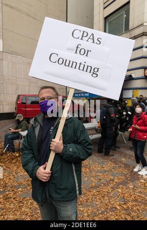 Seattle, États-Unis. 7 novembre 2020. Notre travail continue : protéger chaque personne mars centre-ville à midi. Banque D'Images