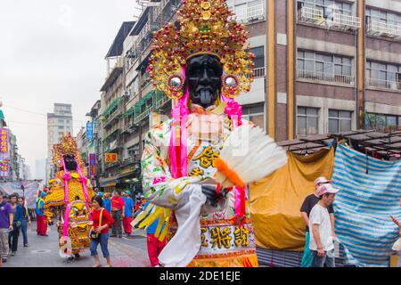 Défilé religieux au cours du festival culturel Bao Sheng qui célèbre la naissance de Bao Sheng au temple Bao'an à Taipei, Taïwan Banque D'Images