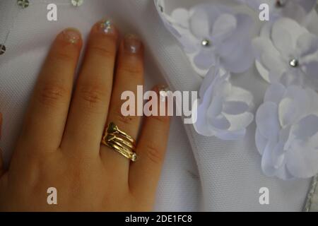 Un gros plan d'une jeune femme portant un bel or bague d'engagement Banque D'Images