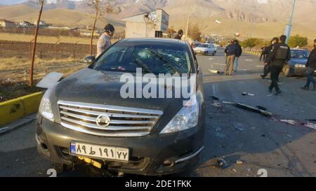 Absard, Iran. 27 novembre 2020. Le sang et le chaos sont les premiers scientifiques nucléaires iraniens Mohsen Fakhrizadeh Mahabadi, 62 ans, se sont embués sur une route rurale. L'attaque terroriste est venue rapidement et furieux. Tout d'abord, un camion transportant des explosifs cachés sous une charge de bois a explosé près de la voiture de Fakhrizadeh. Puis un deuxième véhicule détruit par une bombe. Troisièmement, un kamikaze alors que les gardes du corps de Fakhrizadeh se sont affrontés avec de nombreux hommes armés. Des sources iraniennes ont rapporté que quatre des attaquants ont été tués dans la bataille et le bombardier, puis sont morts de ses blessures. Crédit : ZUMA Press, Inc./Alay Live News Banque D'Images