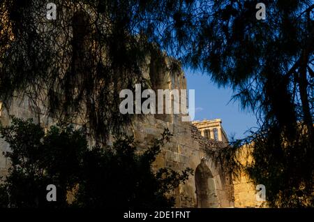 Extérieur de l'Acropole dans le quartier Thissio du centre d'Athènes Grèce - photo: Geopix Banque D'Images