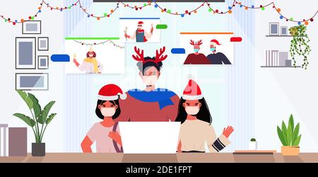 une famille de plusieurs générations dans les chapeaux de père noël discutant pendant un appel vidéo coronavirus quarantaine concept nouvelle année noël fêtes célébration salon illustration vectorielle portrait horizontale intérieure Illustration de Vecteur
