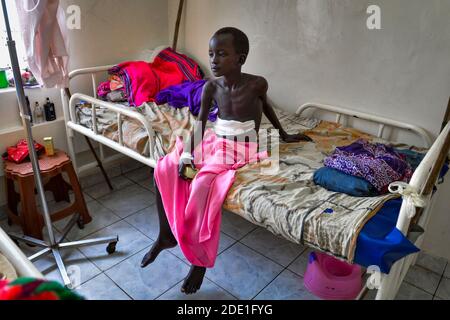 Un enfant à l'intérieur de l'hôpital de Juba, Soudan du Sud, le 1er juillet 2015 Banque D'Images