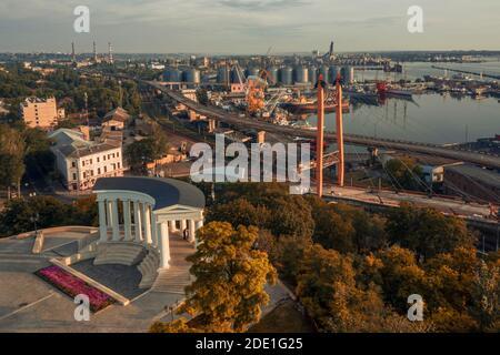 Panorama aérien le matin avec colonnade sur Primorsky Boulevard et mer Port d'Odessa Ukraine Banque D'Images