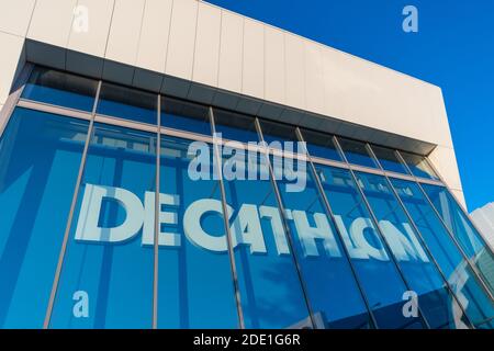 Vélizy-Villacoublay, France - 27 novembre 2020 : vue extérieure d'un magasin de Decathlon. DECATHLON est le plus grand détaillant de sport au monde Banque D'Images