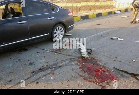 Absard, Iran. 27 novembre 2020. Le sang et le chaos sont les premiers scientifiques nucléaires iraniens Mohsen Fakhrizadeh Mahabadi, 62 ans, se sont embués sur une route rurale. L'attaque terroriste est venue rapidement et furieux. Tout d'abord, un camion transportant des explosifs cachés sous une charge de bois a explosé près de la voiture de Fakhrizadeh. Puis un deuxième véhicule détruit par une bombe. Troisièmement, un kamikaze alors que les gardes du corps de Fakhrizadeh se sont affrontés avec de nombreux hommes armés. Des sources iraniennes ont rapporté que quatre des attaquants ont été tués dans la bataille et le bombardier, puis sont morts de ses blessures. Crédit : ZUMA Press, Inc./Alay Live News Banque D'Images