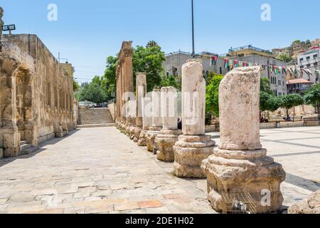 Colonnes romaines des ruines en face de l'ancien amphithéâtre romain d'Amman, en Jordanie, près de la Citadelle d'Amman Banque D'Images