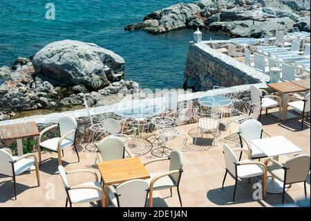 Vue sur une taverne vide au bord de la mer à l'île de Salamine, Grèce Banque D'Images