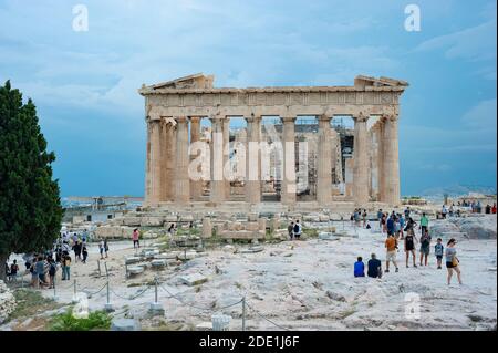 Parthénon temple contre fond de ciel orageux et un groupe de touristes en face de lui, Athènes, Grèce Banque D'Images