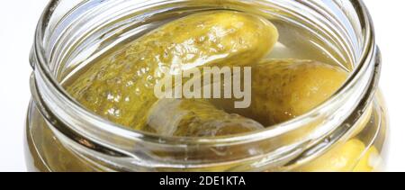 plusieurs cornichons verts marinés dans un verre Banque D'Images