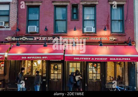 Lombardi's Pizza à Spring Street, Manhattan. America's First Pizzeria. Bâtiment typique de Manhattan. New York, États-Unis Banque D'Images