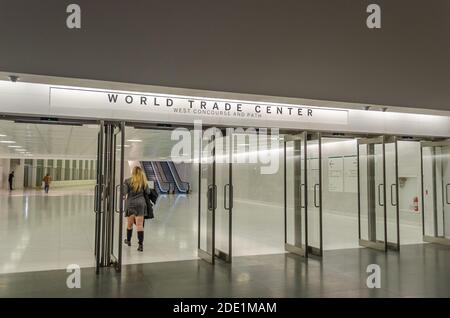 World Trade Center West Concourse and Path. Personnes marchant à travers le bâtiment blanc minimaliste moderne à Lower Manhattan, New York City, États-Unis Banque D'Images