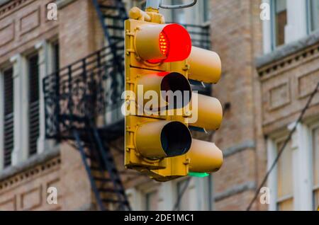 Vue rapprochée des feux de signalisation jaunes typiques de New York. Bâtiment avec échelles d'évacuation incendie à l'arrière du sol. Manhattan, New York, États-Unis Banque D'Images