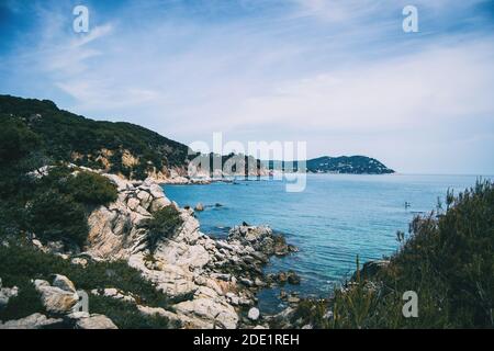 Paysage avec vue sur une côte rocheuse abrupte de la mer méditerranée par une journée ensoleillée Banque D'Images