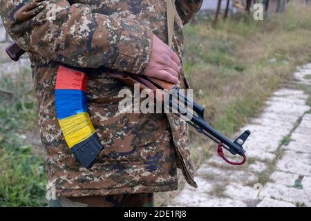 STEPANAKERT, HAUT-KARABAKH - NOVEMBRE 05 : un soldat de l'armée de défense d'Artsakh porte un fusil d'assaut Kalachnikov avec un magazine enveloppé de couleurs de drapeau arménien lors d'un conflit militaire entre les forces arméniennes et azerbaïdjanaises dans la République autoproclamée d'Artsakh ou du Haut-Karabakh le 05 novembre 2020. Les combats entre l'Arménie et l'Azerbaïdjan sur le Haut-Karabakh, également connu sous le nom de République d'Artsakh, ont rééclaté à la fin de septembre pour se transformer en une guerre de six semaines avec les deux pays s'accusant mutuellement de provocation qui a fait des milliers de morts. Banque D'Images