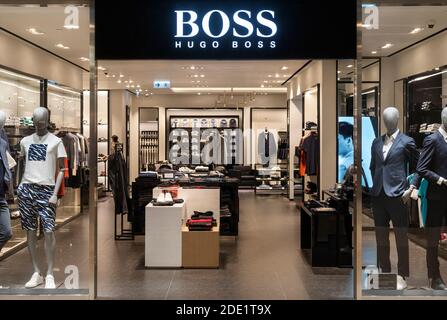 Hong Kong, Chine. 28 novembre 2020. Logo Hugo Boss de la marque de vêtements allemande vu à Hong Kong. Crédit : SOPA Images Limited/Alamy Live News Banque D'Images