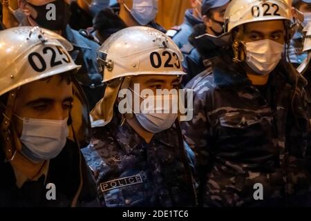 EREVAN, ARMÉNIE - NOVEMBRE 10 : La police arménienne garde devant elle la résidence officielle du Premier ministre arménien lors d'un rassemblement de protestation exigeant la démission du Premier ministre arménien Nikol Pashinyan qui a signé la déclaration mettant fin aux hostilités dans la région contestée du Haut-Karabakh et qui a remis une partie importante des territoires de la région à Azerbaïdjan dans la ville d'Erevan capitale de l'Arménie Banque D'Images