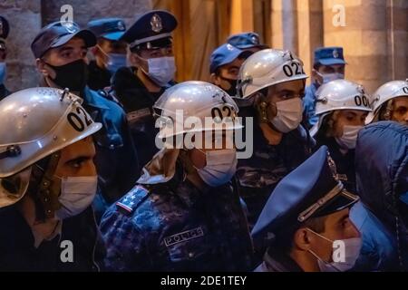 EREVAN, ARMÉNIE - NOVEMBRE 10 : La police arménienne garde devant elle la résidence officielle du Premier ministre arménien lors d'un rassemblement de protestation exigeant la démission du Premier ministre arménien Nikol Pashinyan qui a signé la déclaration mettant fin aux hostilités dans la région contestée du Haut-Karabakh et qui a remis une partie importante des territoires de la région à Azerbaïdjan dans la ville d'Erevan capitale de l'Arménie Banque D'Images