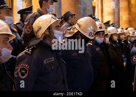 EREVAN, ARMÉNIE - NOVEMBRE 10 : La police arménienne garde devant elle la résidence officielle du Premier ministre arménien lors d'un rassemblement de protestation exigeant la démission du Premier ministre arménien Nikol Pashinyan qui a signé la déclaration mettant fin aux hostilités dans la région contestée du Haut-Karabakh et qui a remis une partie importante des territoires de la région à Azerbaïdjan dans la ville d'Erevan capitale de l'Arménie Banque D'Images