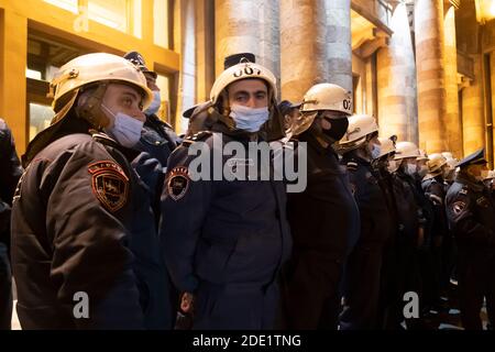 EREVAN, ARMÉNIE - NOVEMBRE 10 : La police arménienne garde devant elle la résidence officielle du Premier ministre arménien lors d'un rassemblement de protestation exigeant la démission du Premier ministre arménien Nikol Pashinyan qui a signé la déclaration mettant fin aux hostilités dans la région contestée du Haut-Karabakh et qui a remis une partie importante des territoires de la région à Azerbaïdjan dans la ville d'Erevan capitale de l'Arménie Banque D'Images