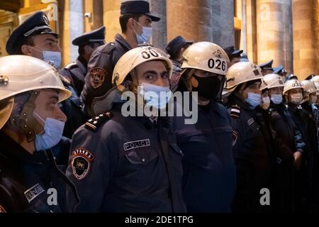 EREVAN, ARMÉNIE - NOVEMBRE 10 : La police arménienne garde devant elle la résidence officielle du Premier ministre arménien lors d'un rassemblement de protestation exigeant la démission du Premier ministre arménien Nikol Pashinyan qui a signé la déclaration mettant fin aux hostilités dans la région contestée du Haut-Karabakh et qui a remis une partie importante des territoires de la région à Azerbaïdjan dans la ville d'Erevan capitale de l'Arménie Banque D'Images