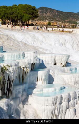 Pamukkale, province de Denizli, Turquie. Les terrasses et les piscines en calcaire travertin blanc. Pamukkale est connu sous le nom de Cotton Castle. C'est un wor de l'UNESCO Banque D'Images