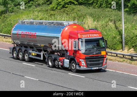 Suttons Group Ltd livraison de camions de transport, camion-citerne, véhicules lourds, transport, camion, transporteur de fret, véhicule Volvo FM, industrie européenne du transport commercial HGV, M6 à Manchester, Royaume-Uni Banque D'Images