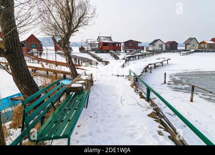 Vue sur le célèbre village flottant en hiver.Lac gelé, paysage enneigé. Bokod, Hongrie. Banque D'Images