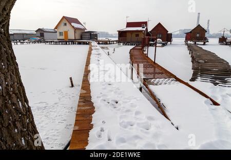 Vue sur le célèbre village flottant en hiver.Lac gelé, paysage enneigé. Bokod, Hongrie. Banque D'Images